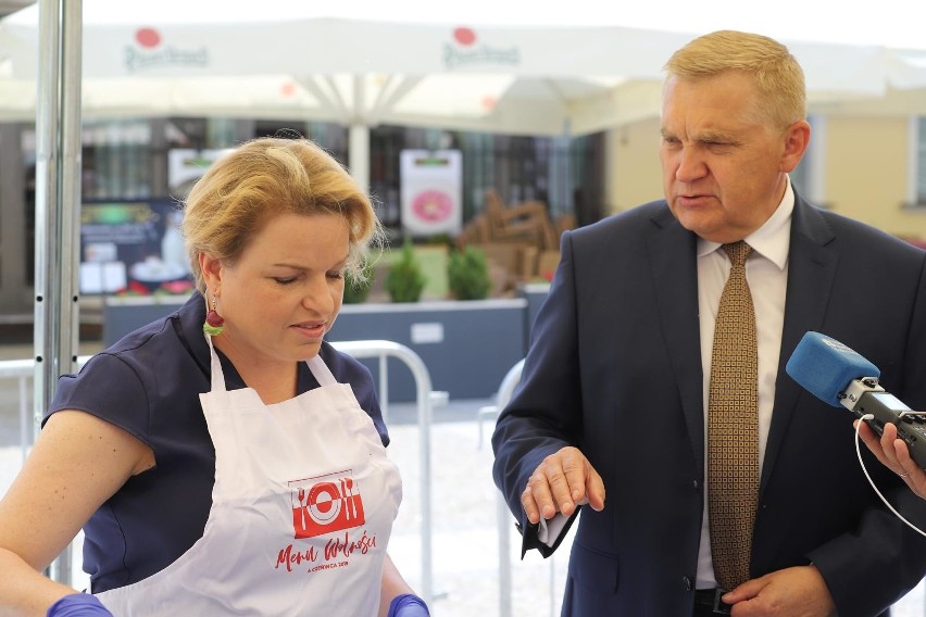 Prezydent Białegostoku Tadeusz Truskolaski częstował...