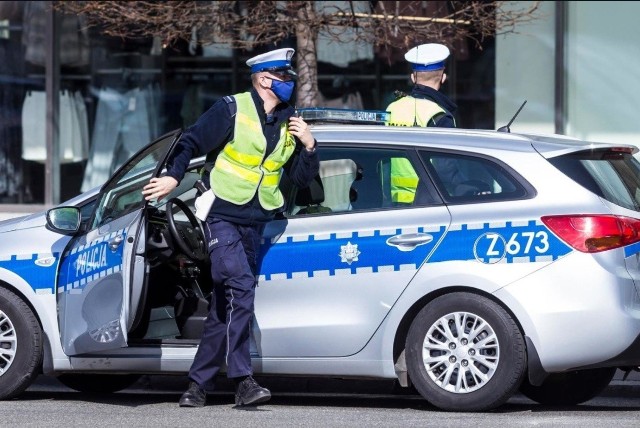 Policjanci zatrzymali 23-letniego wandala, który uszkodził policyjny, oznakowany radiowóz. Uczynił to w momencie, gdy stróże prawa opuścili pojazd, aby ratować samobójcę. 