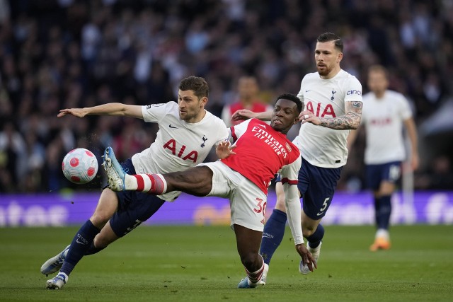 Napastnik Arsenalu Eddie Nketiah w walce o piłkę z obrońcą Tottenhamu Benem Daviesem w majowych derbach północnego Londynu
