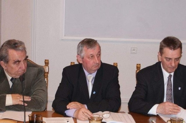 Radny Zygmunt Kierzkowski, Ryszard Tecław i Henryk Obuchowski głosowali za podwyżką wody i ścieków. Przed głosowaniem nie wzięli udziału w dyskusji