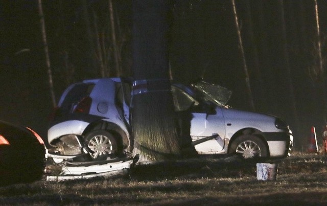 Dramat rozegrał się wieczorem w poniedziałek, 5 grudnia, na drodze po Łęgowem koło Sulechowa. Kierowca renault wpadł w poślizg na oblodzonej drodze. Nie miał szans. Samochód roztrzaskał się na drzewie. Na miejscu zginęła żona kierowcy. On jest w ciężkim stanie.