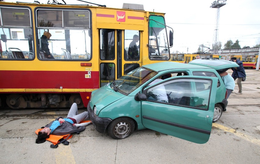 Wypadek tramwaju i samochodu w Łodzi. Wielu rannych...