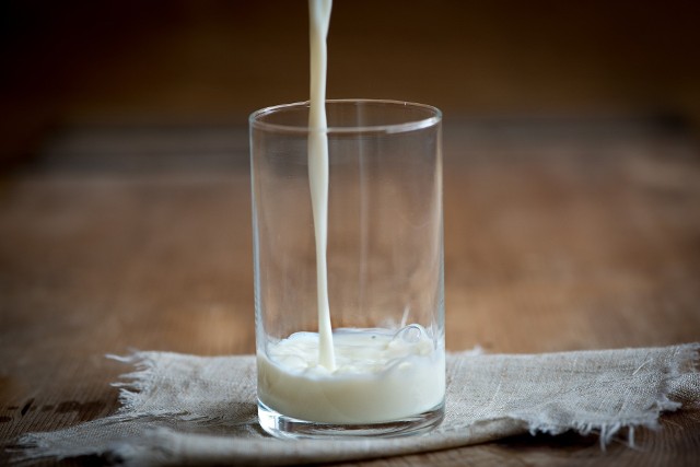 Mleko to doskonały dodatek do koktajli, kawy. Na przestrzeni lat opinie o mleku bardzo się zmieniają. Niegdyś uważane za najlepszy napój teraz pojawia się opinie, że wcale nie jest ono najlepszym wyborem. Szczegóły znajdziecie na kolejnych zdjęciach >>>