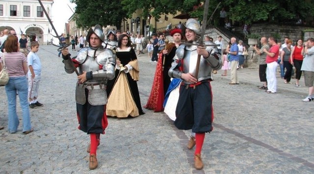 W weekendy na sandomierskim Rynku będzie można podziwiać rycerzy. Turniej o miecz Zawiszy Czarnego tym razem będzie połączony z Jarmarkiem Jagiellońskim.