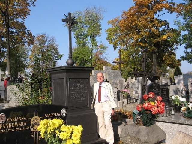 - Tak wygląda odrestaurowany grób Ignacego Karpińskiego - pokazuje Jerzy Przyborowski