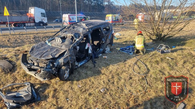 Dachowanie samochodu osobowego na węźle autostradowym w Brzesku, cztery osoby, w tym dwoje dzieci, trafiły do szpitala, 14.03.2022