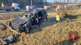 Brzesko. Wypadek na A4. Dachowanie ukraińskiego samochodu na węźle Brzesko, 4 osoby w tym 2 dzieci trafiły do szpitala, nie żyje 69-latek