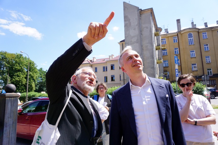 Protest przeciwko wojnie. Ukraiński artysta tworzy mural na ścianie kamienicy przy ul. Jasnej