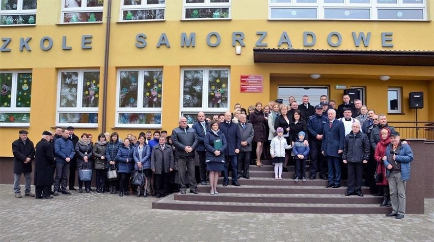 Uczestnicy otwarcia Przedszkola Samorządowego w Wielgiem.