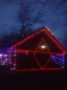 Igołomia. Piotr Kubasiak kolejny raz niepowtarzalnie świątecznie oświetlił swój dom.