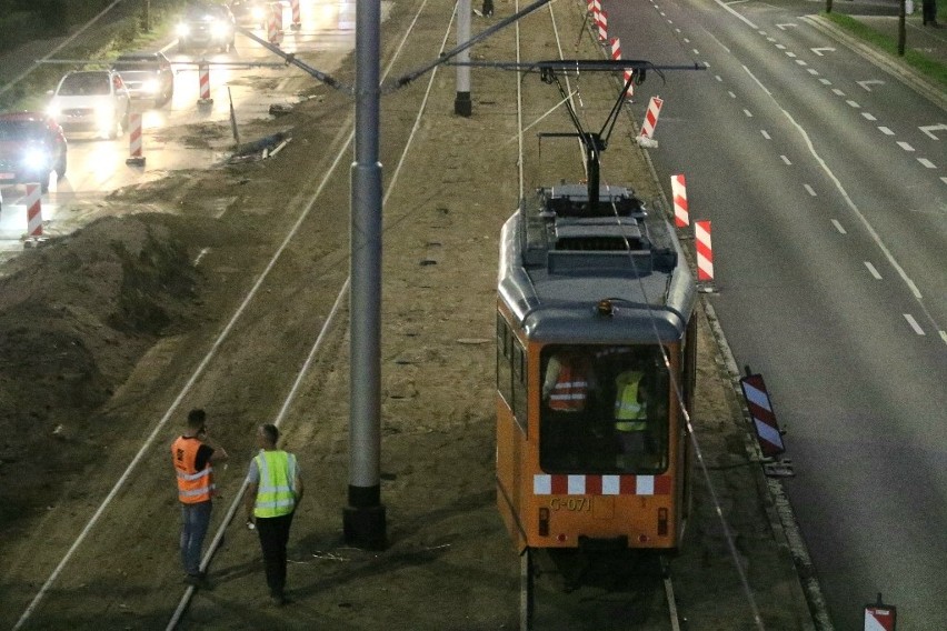 Torowiska na Hallera i Żmigrodzkiej gotowe. Przejechały pierwsze tramwaje (ZDJĘCIA)