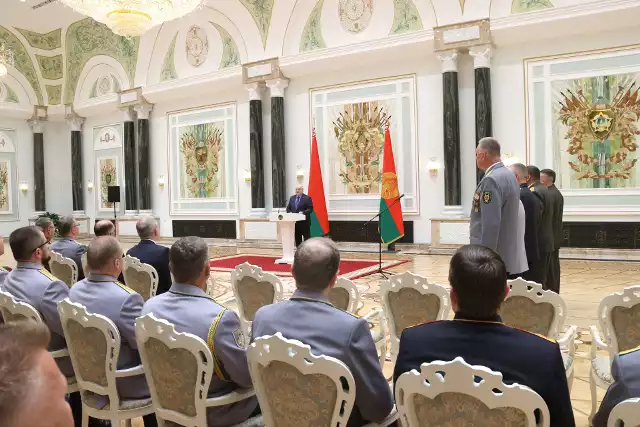 Łukaszenka podczas wręczenia nominacji na awanse wojskowym, wtorek, 27 czerwca.