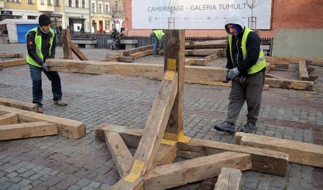 ruszyły prace przy stawianiu świątecznej szopki.Marek Marchlewski, Damian Kowalski, Wiesław Boniecki