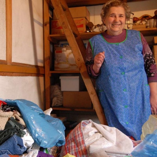 Znajomi przynoszą Zofii Nikodemiak odzież, naczynia, pościel. Wiedzą, że pani Zosia wyśle je w paczkach potrzebującym.