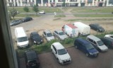 Nowy Lidl w Ostrołęce: klienci parkują samochody na osiedlu, blokują dojazd