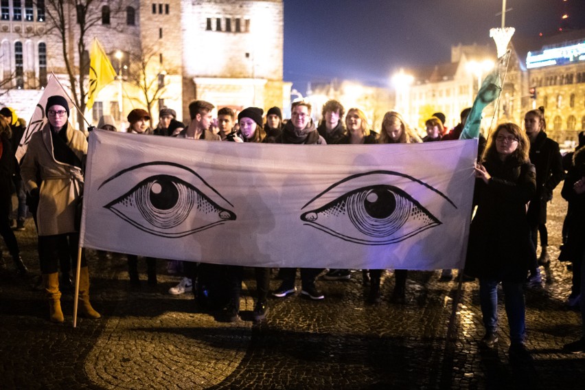 W poniedziałek wieczorem na placu Mickiewicza zebrała się...