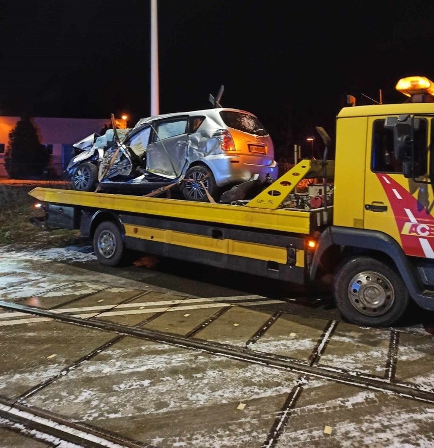 Wypadek na przejeździe kolejowym w Ostrołęce. Zderzenie osobówki i szynobusu na ul. Żeromskiego 26.11.2023