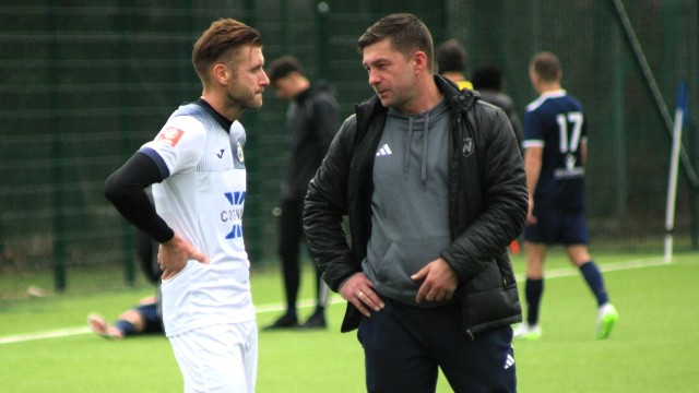 Marcin Budziński jest zawodnikiem Hutnika, Piotr Giza II trenerem Wiślan. Obaj spędzlili wiele lat w Cracovii, gdzie Giza był m.in. szkoleniowcem Budzińskiego w drużynie rezerw