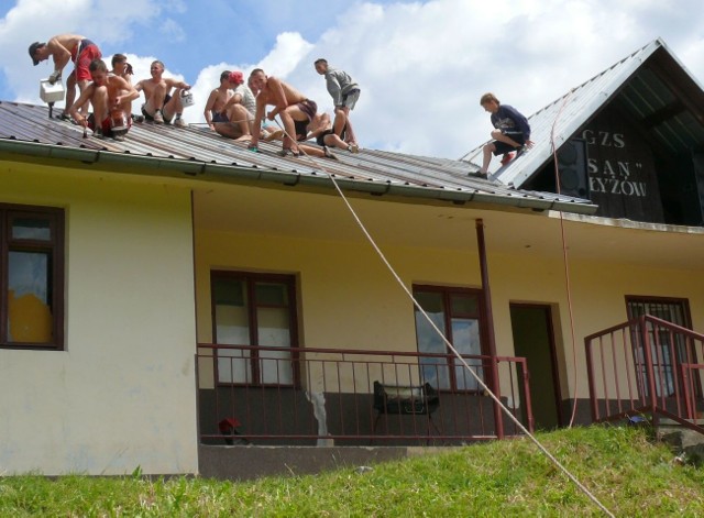 Młodzież na dachu zespołu sportowego w Kłyżowie