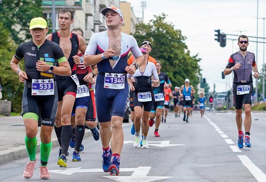 Uczestnicy triathlonowych zawodów Enea Ironman Gdynia (8...