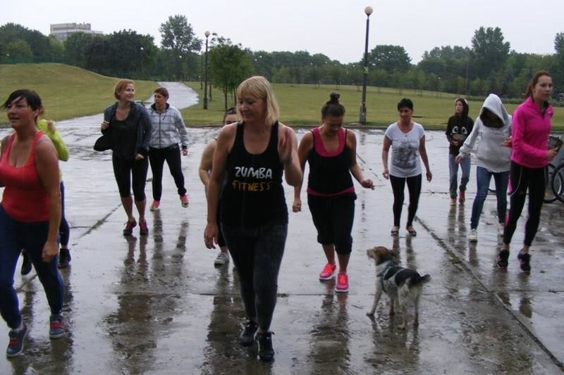 Zumba w parku Kasprowicza: Nie przestraszyły się deszczu!