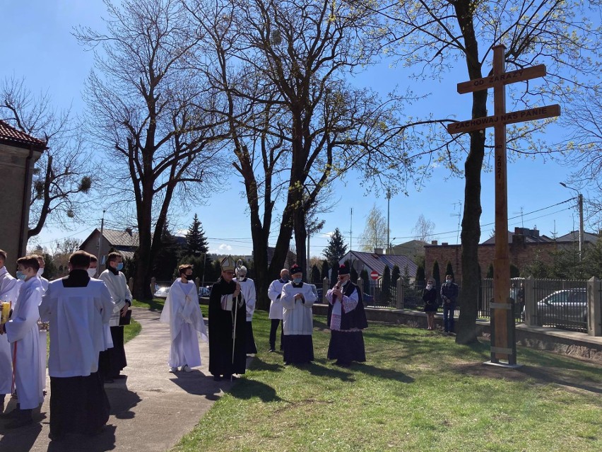 Maków Mazowiecki. Krzyż morowy stanął przy kościele pw. Bożego Ciała 24.04.2021. Zdjęcia, wideo