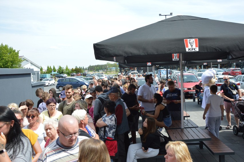 KFC w Lęborku już otwarte. Pierwszy dzień i pierwsza promocja przyciągnęły tłumy. ZDJĘCIA