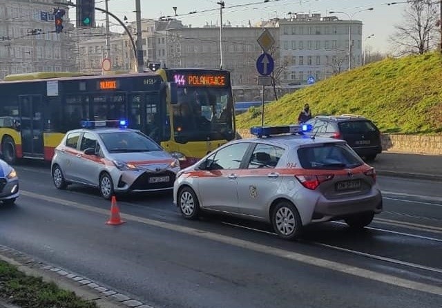 Wypadek na ul. Trzebnickiej we Wrocławiu. Tramwaje jeżdżą objazdami [ZDJĘCIA]