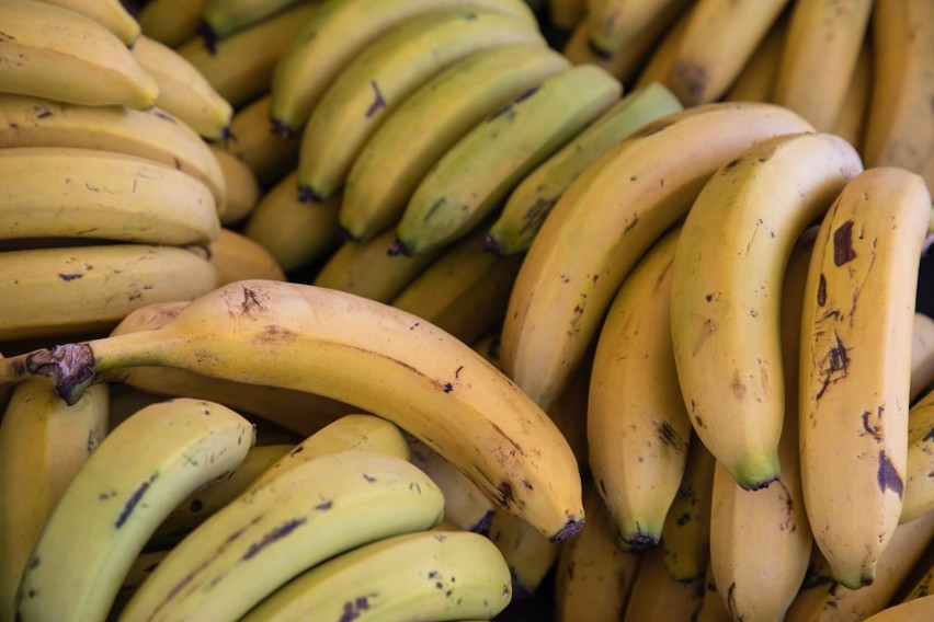 Banany mogą stanowić świetną pomoc w walce z cellulitem....