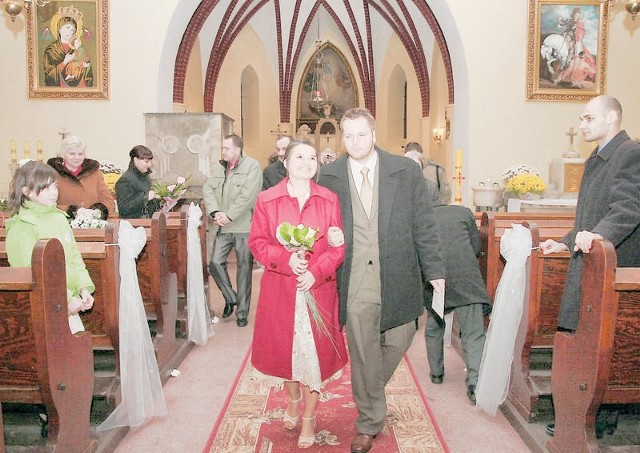 W sobotę w kościele w Sarnowie miłość ślubowali sobie Beata Sagan i Przemysław Decker - dziennikarz "Pomorskiej&#8221;