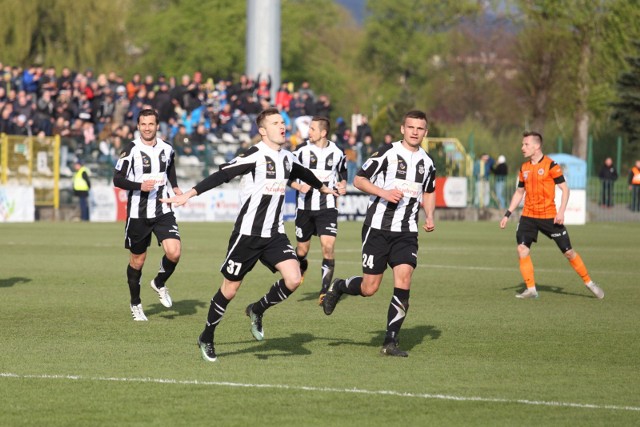 Bartłomiej Dudzic fetuje zdobycie gola dla Sandecji Nowy Sącz w meczu z Chrobrym Głogów