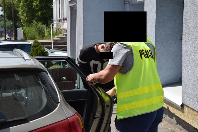 Policjanci z Bydgoszczy i Świecia wyjaśniają okoliczności, w jakich dwaj 16-latkowie z Pruszcza trafili do bydgoskich szpitali. Wczoraj (07.06.17) krótko przed godz. 19:00 policjanci ze Świecia otrzymali zgłoszenie, że na terenie miejscowości Pruszcz, w pobliżu dworca kolejowego przebywają pijane osoby. Gdy policjanci przyjechali na miejsce ustalili, że na ulicy przebywają dwaj 16-latkowie i 17-latek, których stan i zachowanie wskazują, że mogli zażyć jakąś substancję. Dwaj 16-latkowie, z uwagi na stan zdrowia, zgodnie z decyzją obsługi karetki, która była na miejscu, zostali przewiezieni do bydgoskich szpitali.Z ustaleń policjantów wynika, że młodzi mężczyźni jechali pociągiem wracając ze szkoły. W pociągu, wszyscy trzej wypalili jakąś substancję, którą dał im 17-latek.Do wyjaśnienia sprawy włączyli się policjanci Wydziału Kryminalnego KWP w Bydgoszczy.Na podstawie zebranego materiału dowodowego zatrzymany do wyjaśnienia 17-latek usłyszał dzisiaj zarzut narażenia człowieka na bezpośrednie niebezpieczeństwo utraty życia lub ciężkiego uszczerbku na zdrowiu. Za przestępstwo to grozi kara do 3 lat więzienia. INFO Z POLSKI 08.06.2017 - przegląd najciekawszych informacji ostatnich dni w kraju