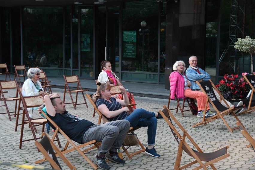 Plenerowe kino przed Kieleckim Centrum Kultury. Odbył się pierwszy seans (ZDJĘCIA)