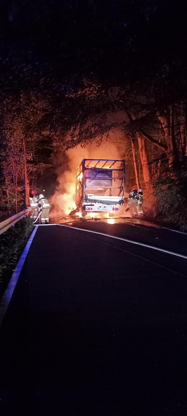 Pożar ciężarówki na drodze na Kocierz w Beskidzie Małym.