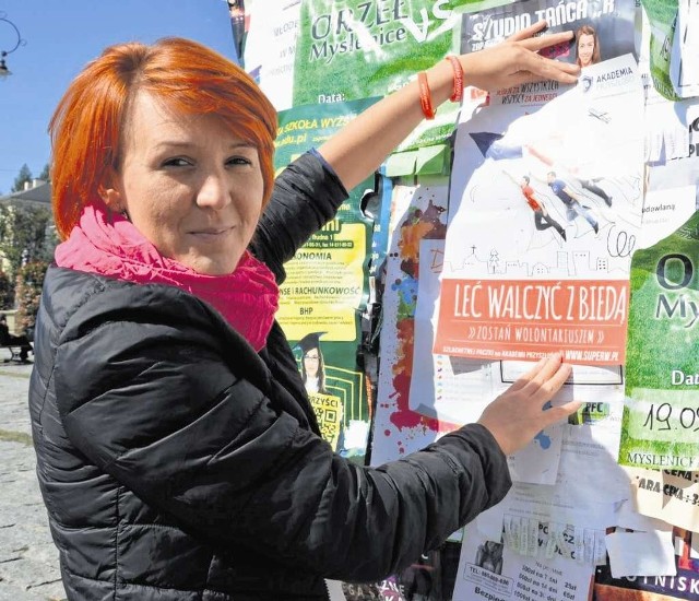 Anna Mentel wiesza plakat z hasłem tej edycji: „Leć walczyć z biedą”