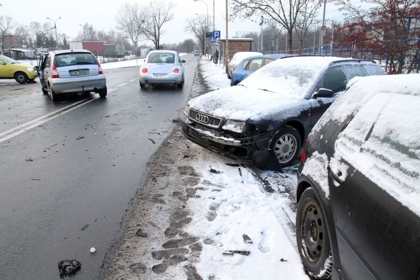 Wypadek na Żernickiej. Uszkodzone cztery auta