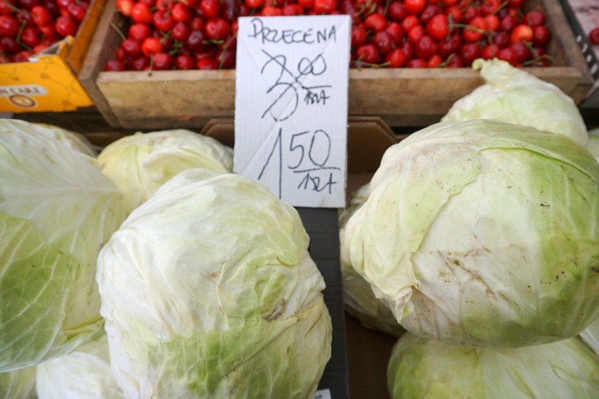 Ile kosztują warzywa i owoce na targu w Lublinie? Zobaczcie