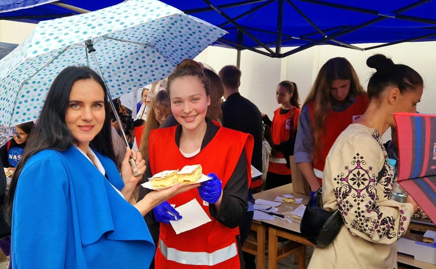 Rzeszowska Caritas świętowała Dzień Migranta i Uchodźcy. Były pyszne kremówki i paczki ze słodkościami
