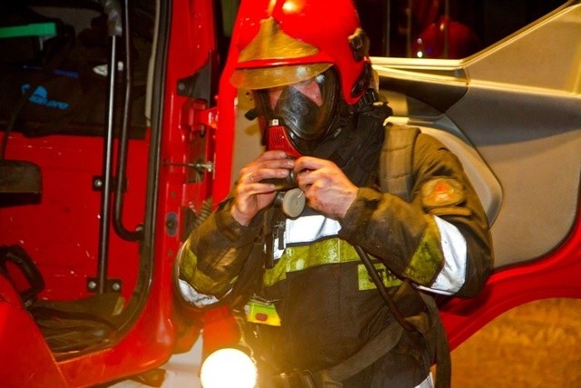 7 zastępów straży pożarnej walczyło z pożarem wiaty ze słomą w Grzybnicy.