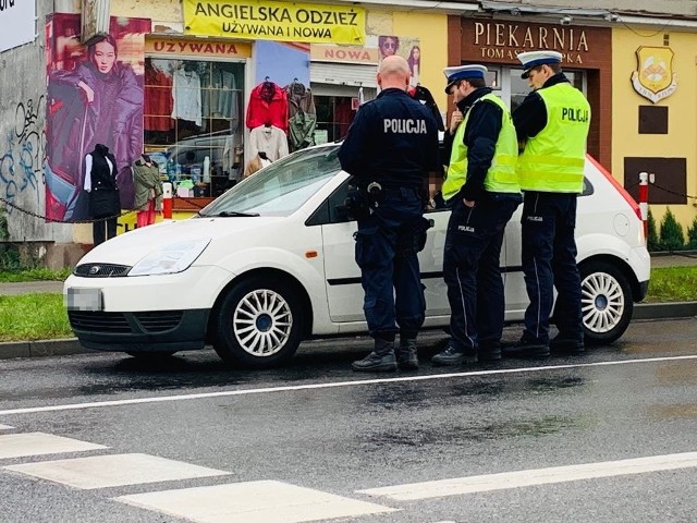 Do potrącenia doszło we wtorek, 8 października, na ul. Sulechowskiej. Na miejsce dojechały służby ratunkowe. Do potrącenia doszło po godz. 15.00. Kobieta została potracona na przejściu dla pieszych na jezdni w kierunku CRS. Na miejscu są już służby ratunkowe. Dojechała również zielonogórska policja.Przypomnijmy, że do tragicznego w skutkach potrącenia doszło też w Gorzowie Wlkp. GORZÓW WIELKOPOLSKI. Tragiczny finał wypadku w Gorzowie Wielkopolskim. W szpitalu zmarła potrącona kobietaZobacz też wideo: W pustostanie znaleziono zwłoki noworodka. Policjanci dotarli do matki dziecka.