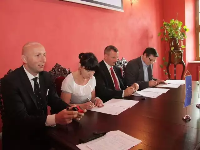 Marcin Perz, dyrektor Regionalnego Centrum Naukowo-Technologicznego (pierwszy z lewej) podpisuje umowę na budowę Centrum Nauki z wykonawcą Centrum Nauki, prezes firmy Annabud, Anną Bartelą oraz inwestorem zastępczym Arturem Polakowskim.