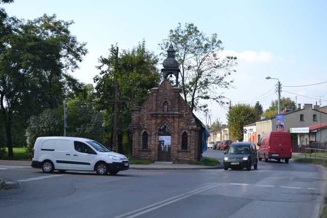 Zabytkowa kapliczka Matki Boskiej Częstochowskiej organicza widocznośc na skrzyżowaniu ulic Piastowskiej i Sabinowskiej.  W przeszłości dochodziło w tym miejscu do wielu wypadków