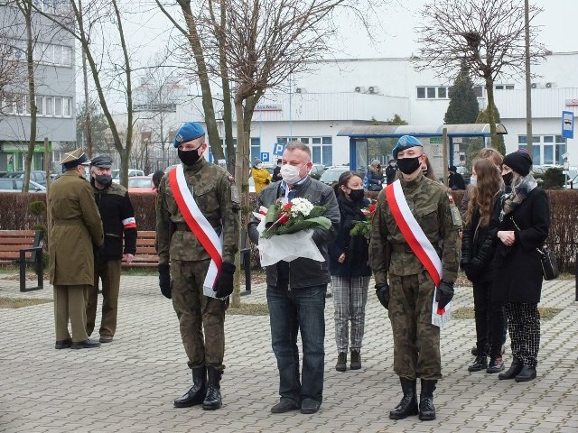 Przed tablicą poświęconą Żołnierzom Wyklętym kwiaty składa delegacji Zakładu Doskonalenia Zawodowego w Starachowicach