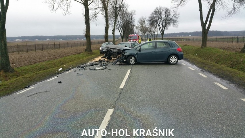 Polichna: Czołowe zderzenie dwóch aut. Trzy osoby zostały ranne