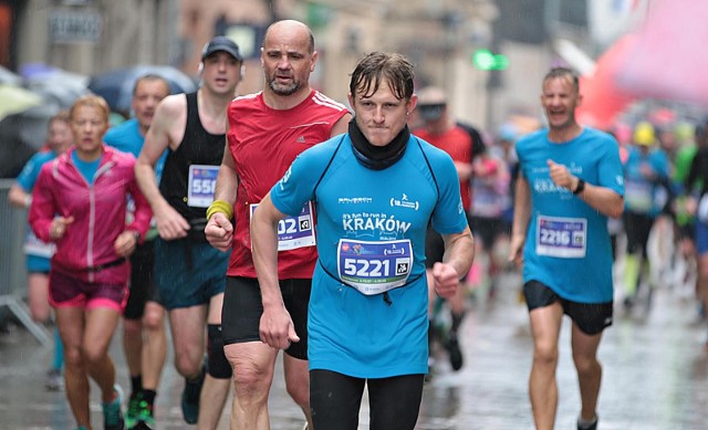 28.04.19, Kraków: zawodnicy finiszujący na Rynku Głównym w 18. Cracovia Maraton
