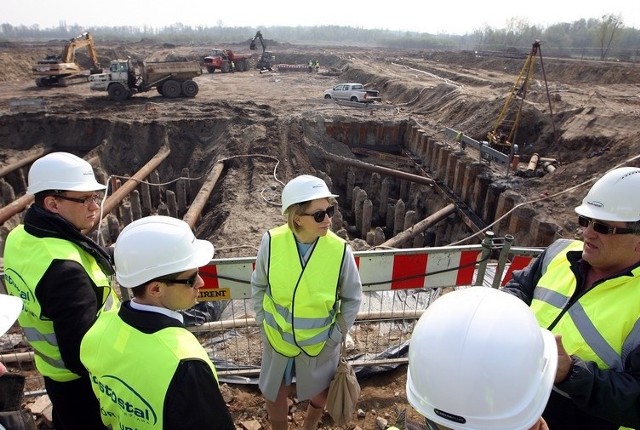 W tym miejscu zacznie się proces utylizacji śmieci. Po zalaniu betonem wbitych pali, powstanie bunkier do którego w przyszłości śmieciarki będą wrzucać odpady. Suwnica będzie podawać je na rozgrzany ruszt.