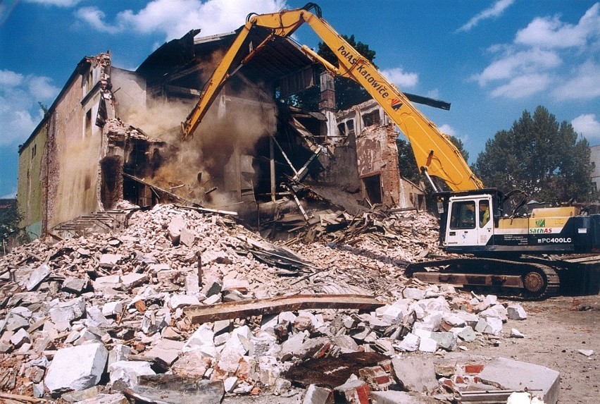 Czerwiec 1999 roku, wyburzanie kina "Pokój" przy ul. św....