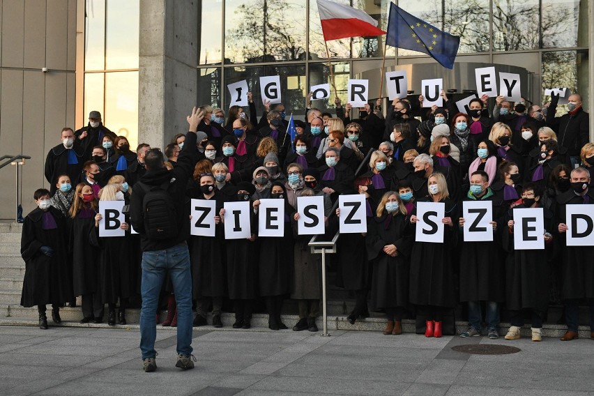 Sędziowie w całej Polsce opowiadają się za Igorem Tuleyą. We...