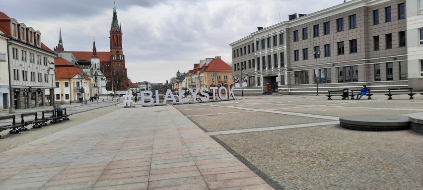 Nie tylko trakty spacerowe były puste. Place zabaw również...