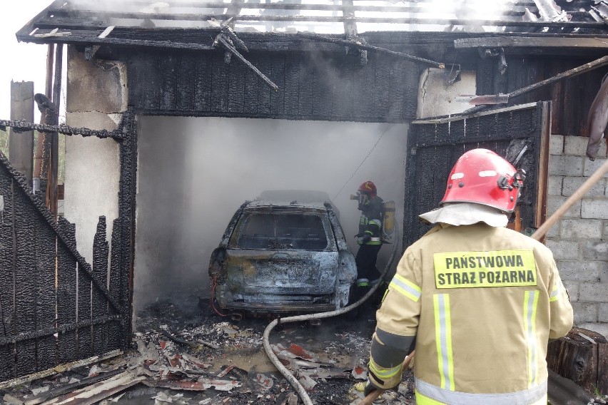 Cztery zastępy strażaków walczyły z pożarem, jaki wybuchł w...